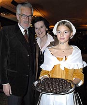 Paul und Marika  Buchner nebst Enkelin als Schokoladenmädchen (Foto. Ingrid Grossmann)